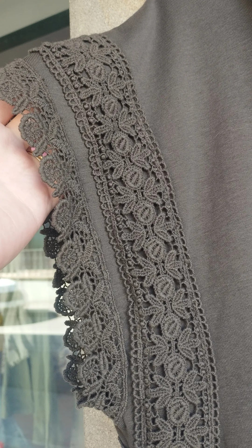 T-shirt con dettagli macramè
